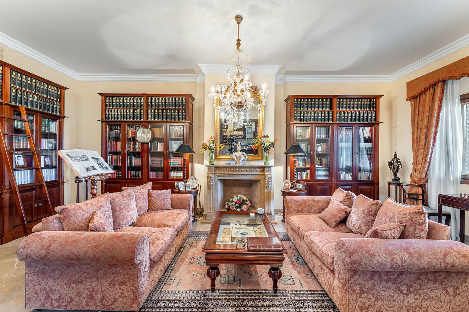 Distinguished villa with sea view in privileged location in Son Veri Nou