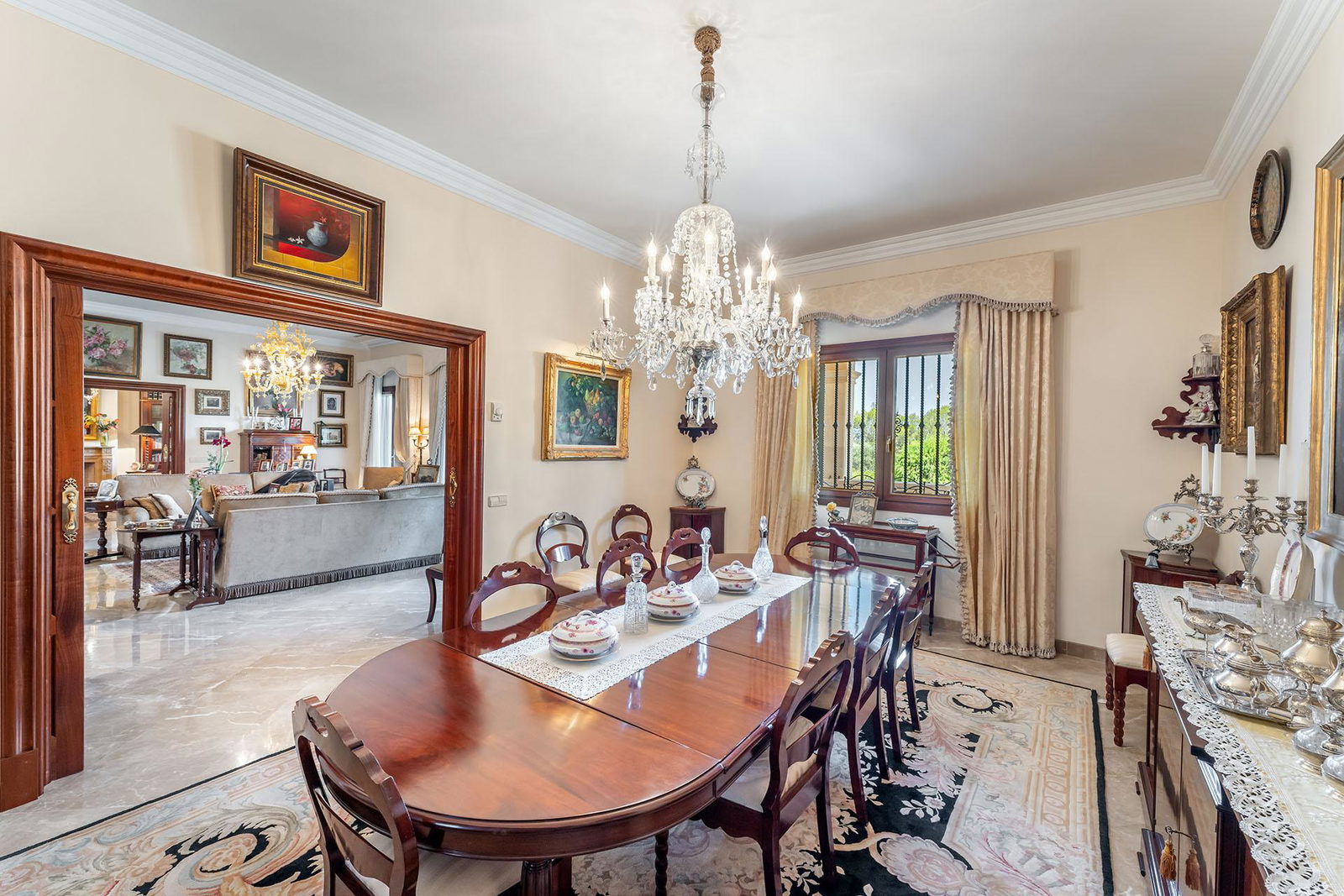 Distinguished villa with sea view in privileged location in Son Veri Nou