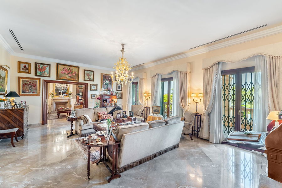 Distinguished villa with sea view in privileged location in Son Veri Nou
