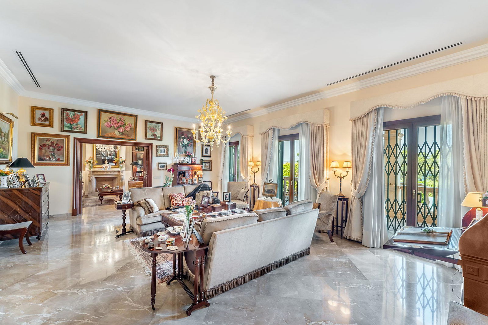 Distinguished villa with sea view in privileged location in Son Veri Nou