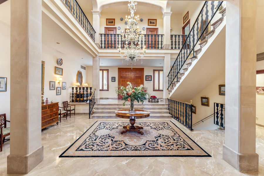 Distinguished villa with sea view in privileged location in Son Veri Nou