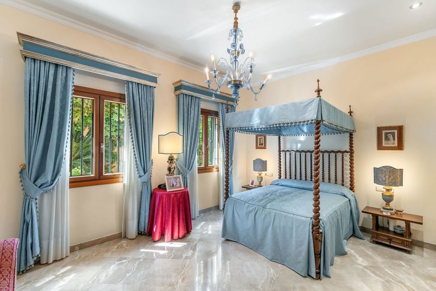 Distinguished villa with sea view in privileged location in Son Veri Nou