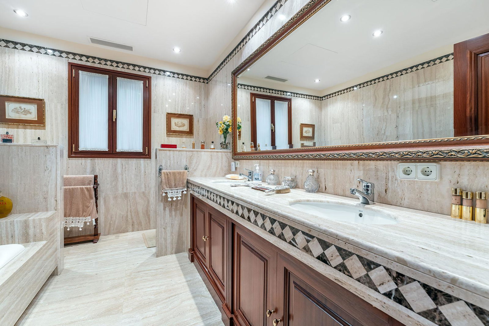 Distinguished villa with sea view in privileged location in Son Veri Nou