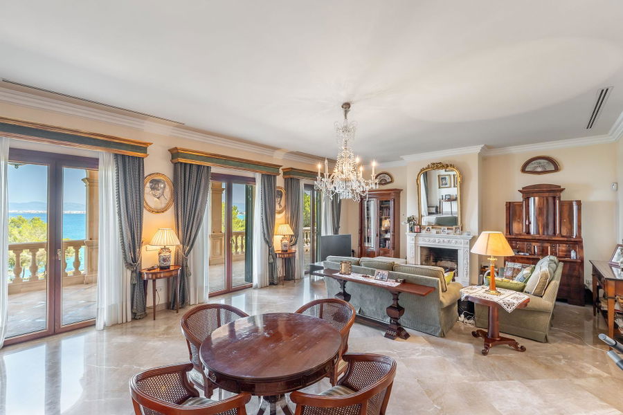 Distinguished villa with sea view in privileged location in Son Veri Nou