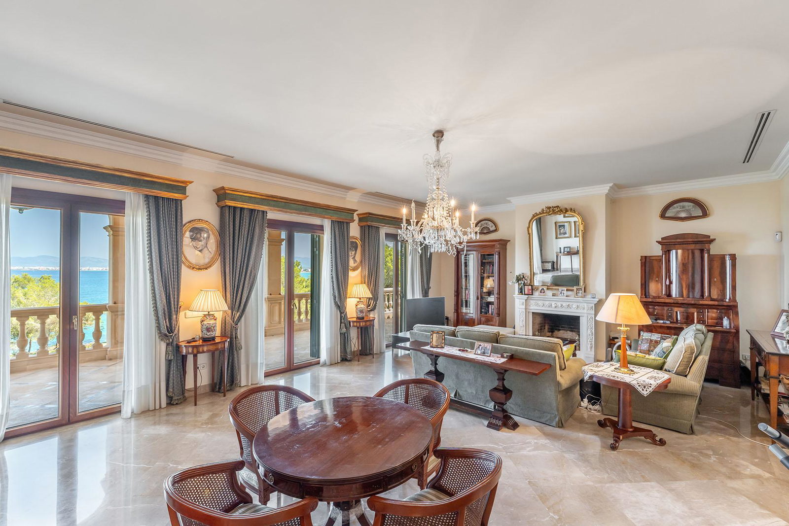 Distinguished villa with sea view in privileged location in Son Veri Nou