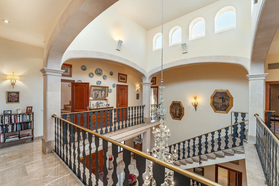 Distinguished villa with sea view in privileged location in Son Veri Nou