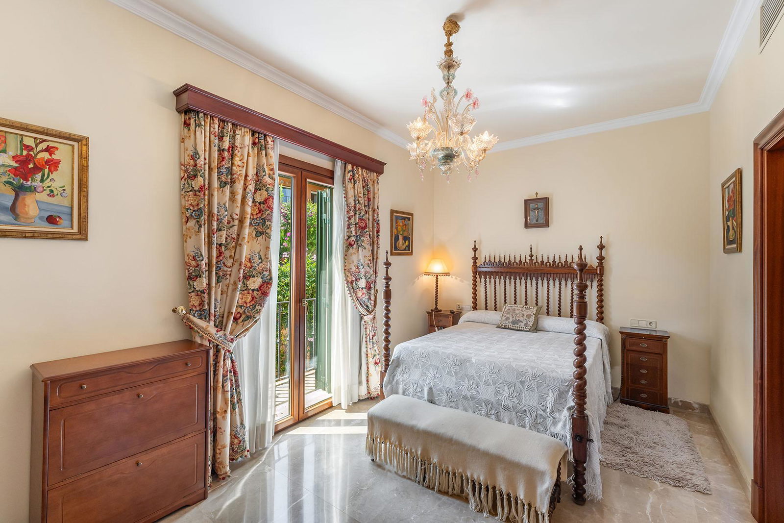 Distinguished villa with sea view in privileged location in Son Veri Nou