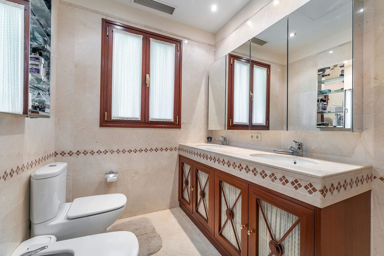 Distinguished villa with sea view in privileged location in Son Veri Nou