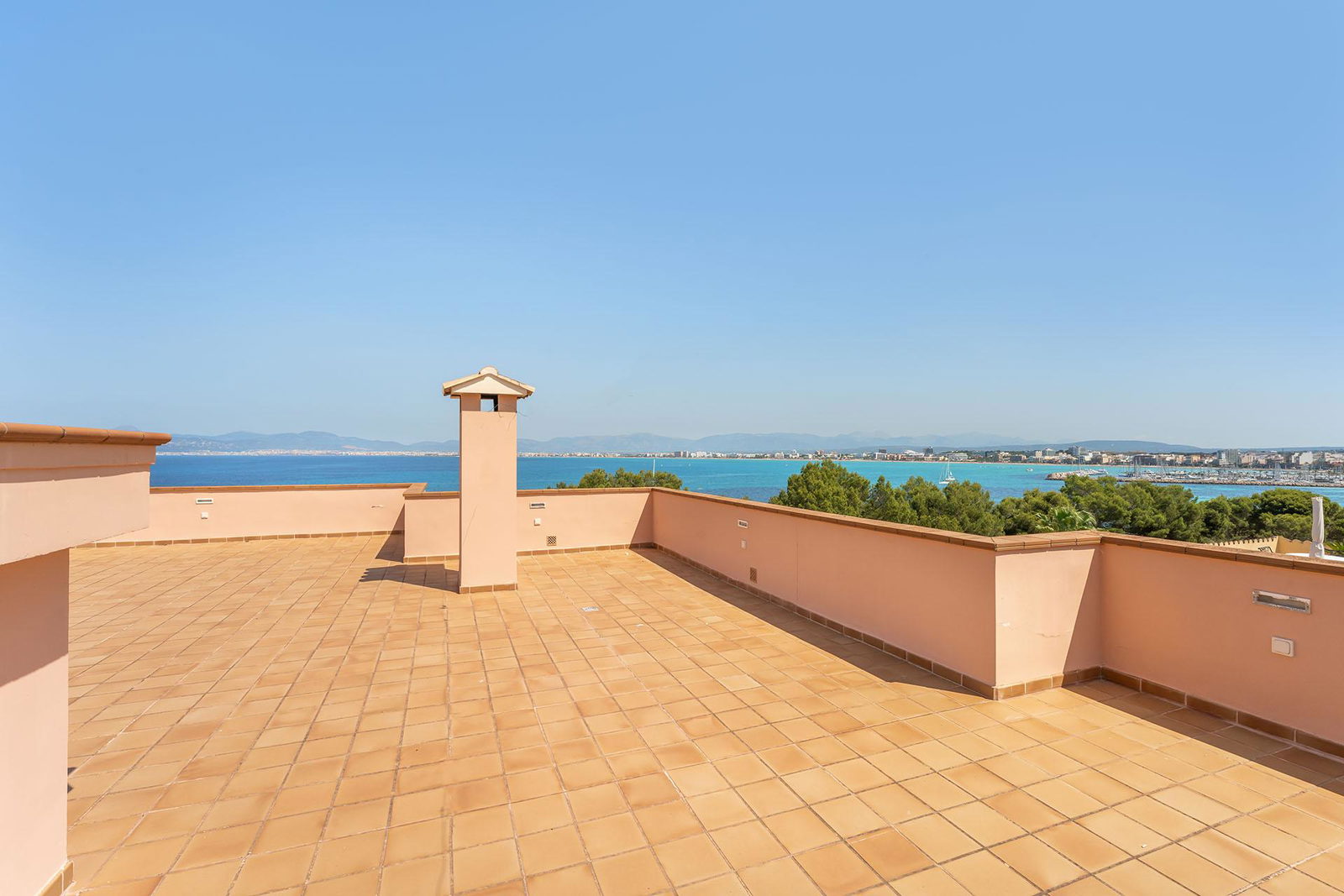 Distinguished villa with sea view in privileged location in Son Veri Nou