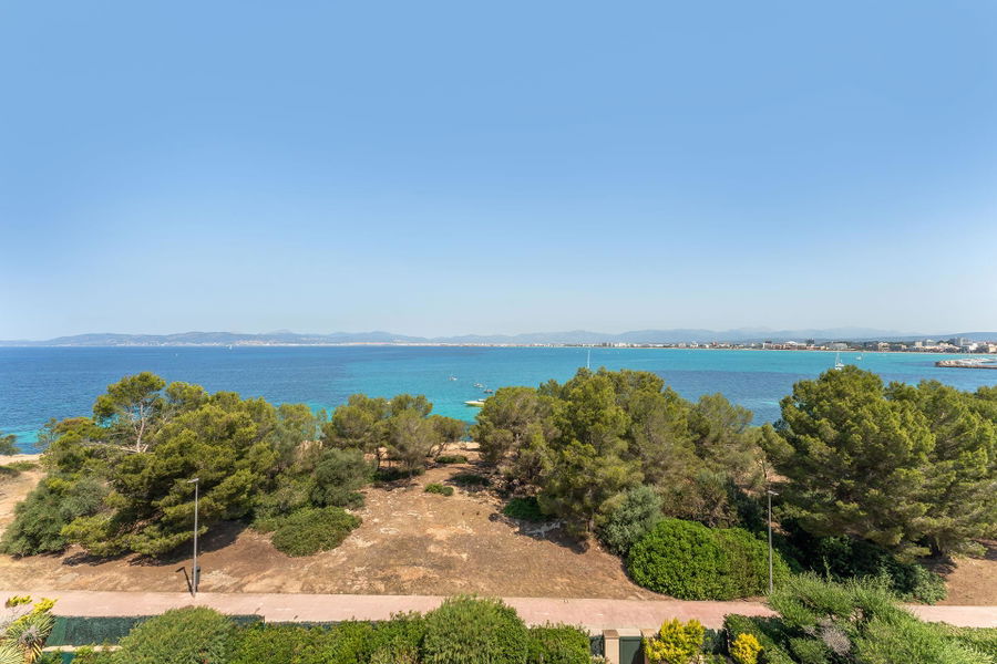 Distinguished villa with sea view in privileged location in Son Veri Nou