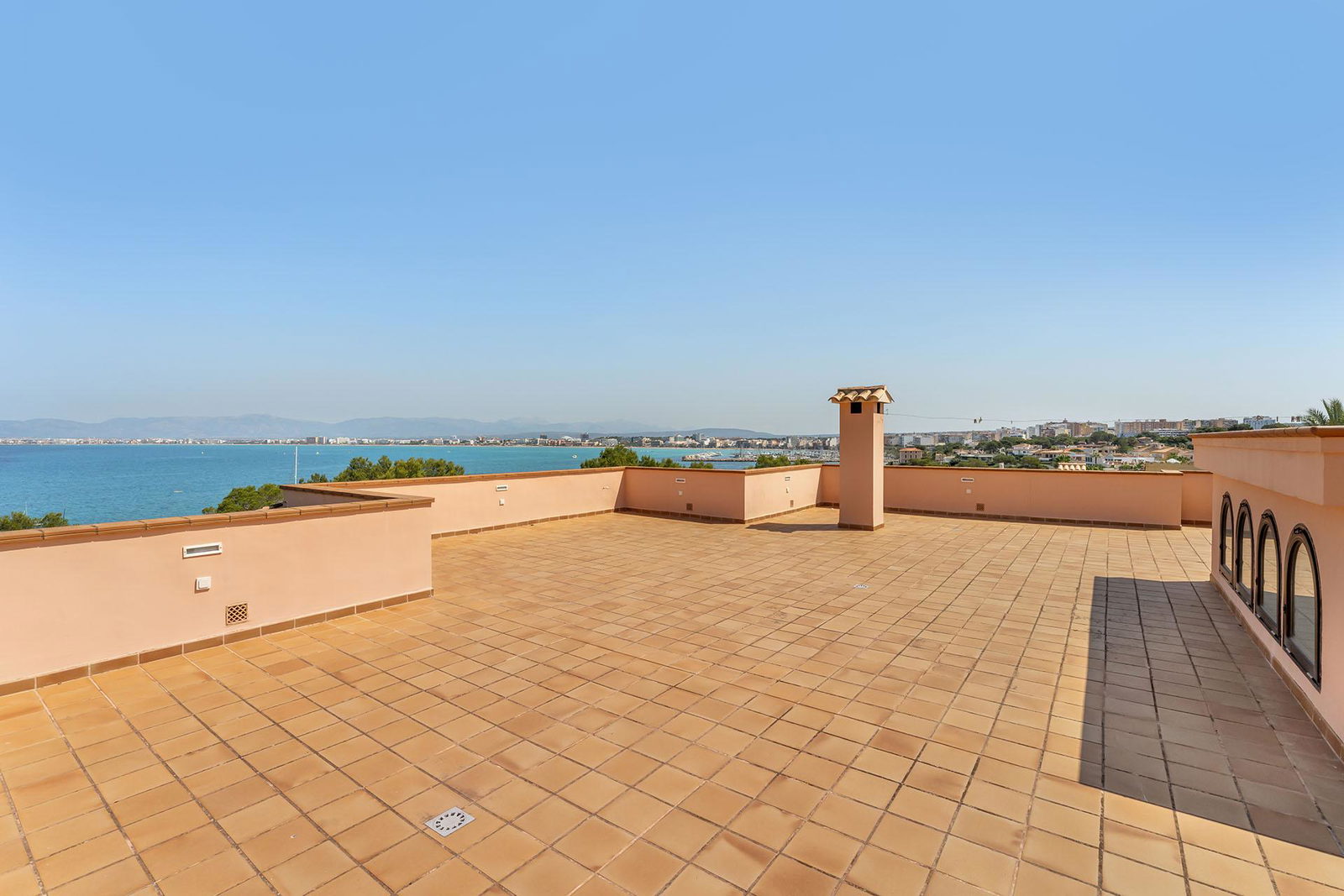 Distinguished villa with sea view in privileged location in Son Veri Nou