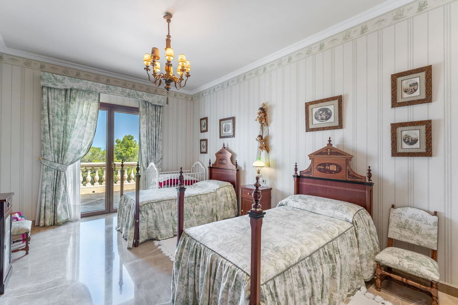 Distinguished villa with sea view in privileged location in Son Veri Nou