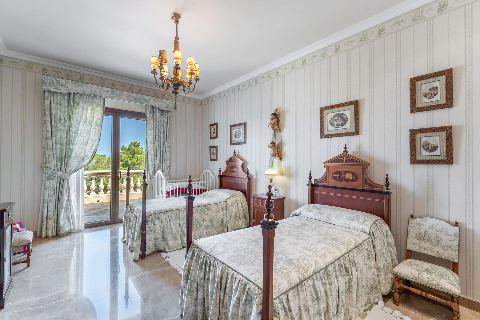 Distinguished villa with sea view in privileged location in Son Veri Nou