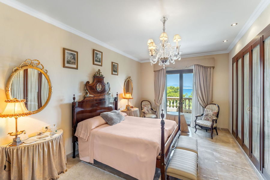 Distinguished villa with sea view in privileged location in Son Veri Nou