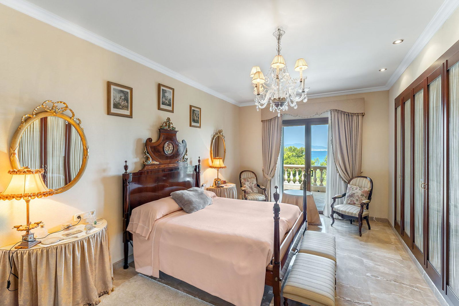 Distinguished villa with sea view in privileged location in Son Veri Nou