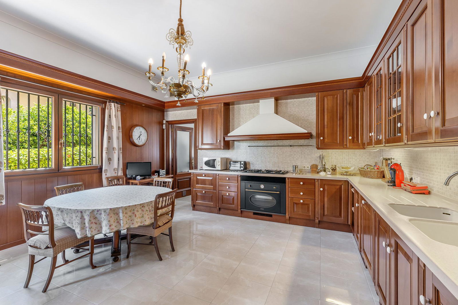 Distinguished villa with sea view in privileged location in Son Veri Nou