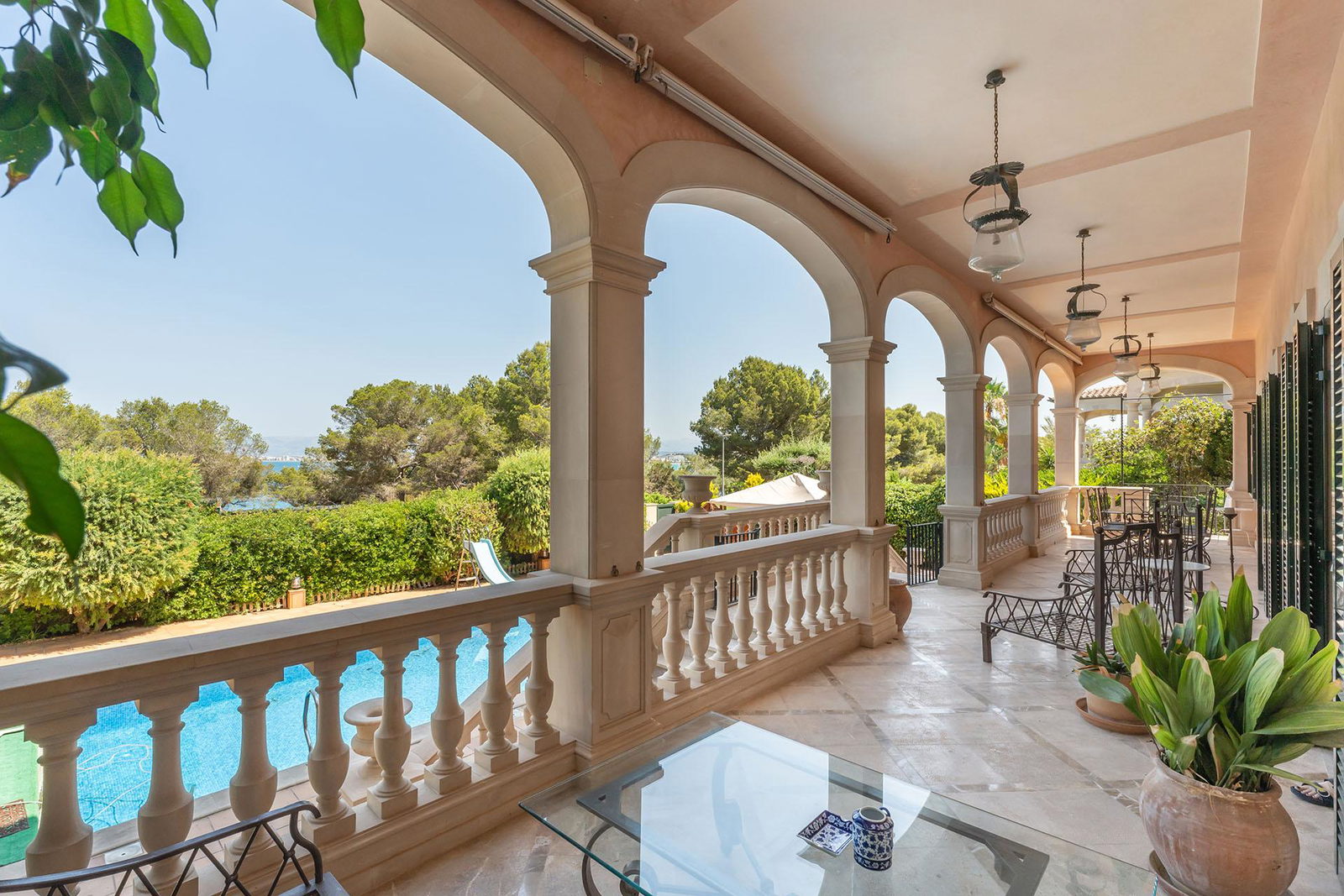 Distinguished villa with sea view in privileged location in Son Veri Nou