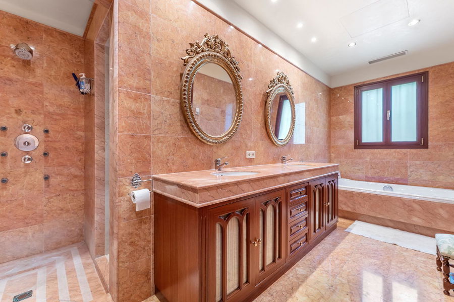 Distinguished villa with sea view in privileged location in Son Veri Nou