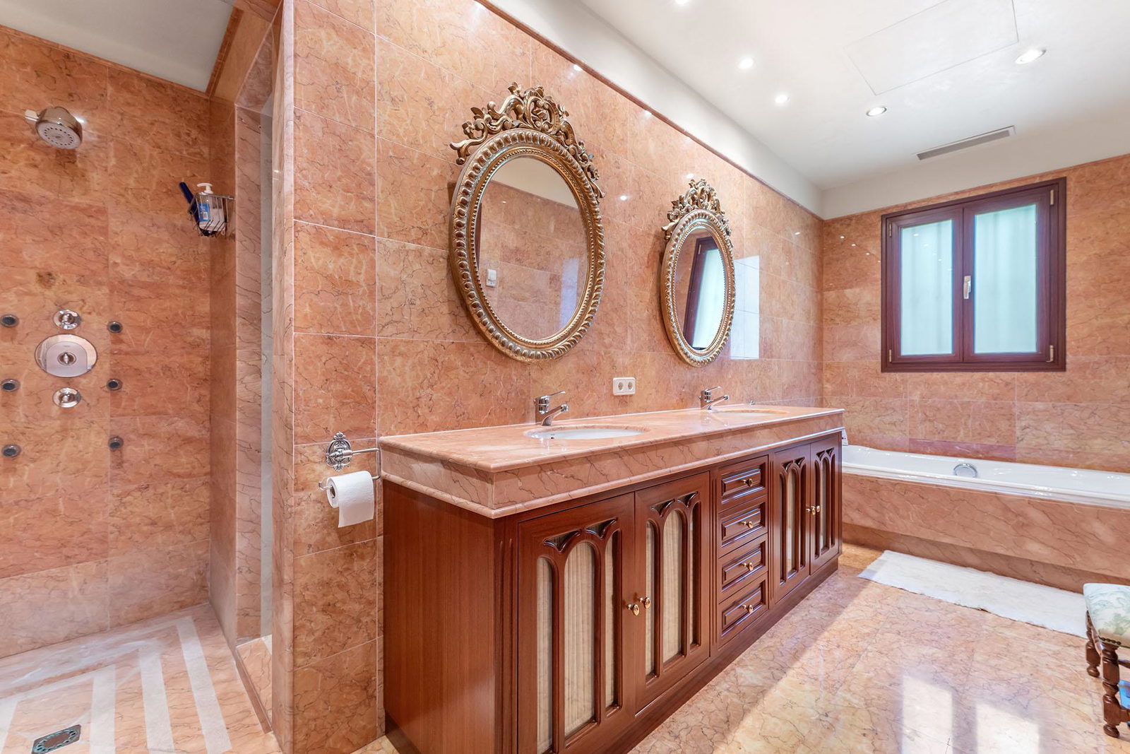 Distinguished villa with sea view in privileged location in Son Veri Nou