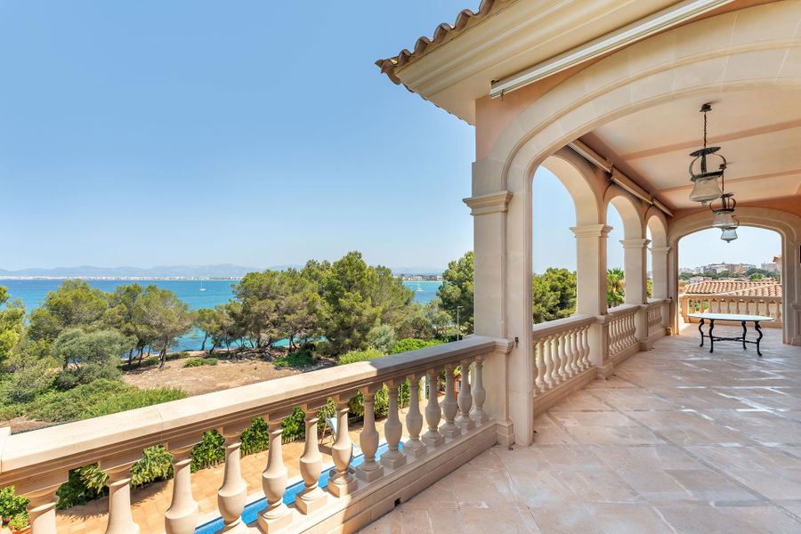 Distinguished villa with sea view in privileged location in Son Veri Nou