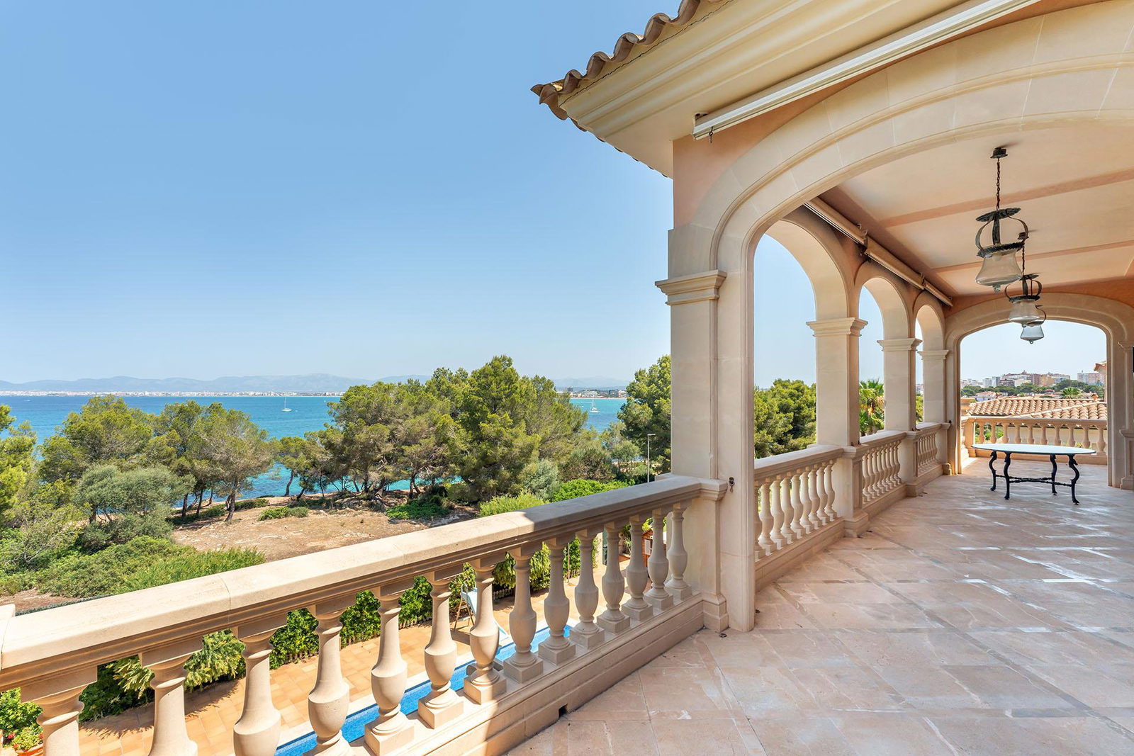 Distinguished villa with sea view in privileged location in Son Veri Nou