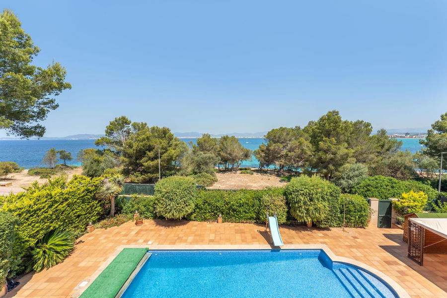 Distinguished villa with sea view in privileged location in Son Veri Nou