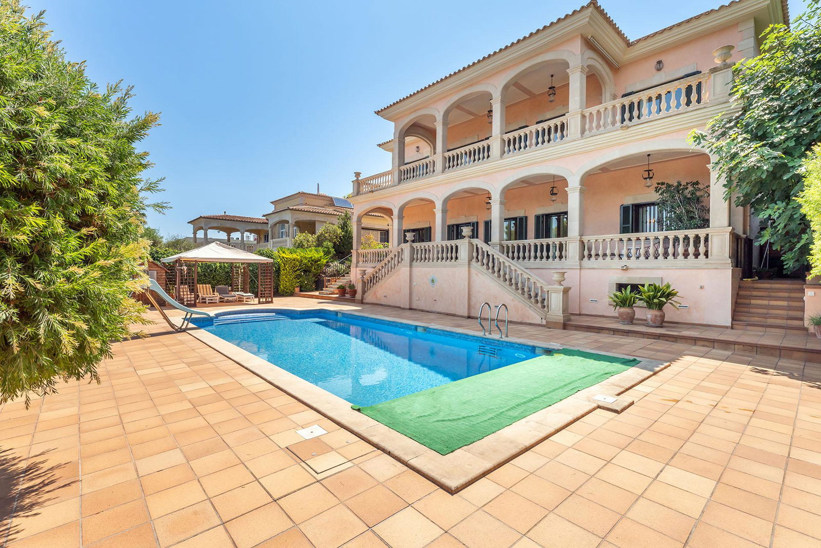 Distinguished villa with sea view in privileged location in Son Veri Nou