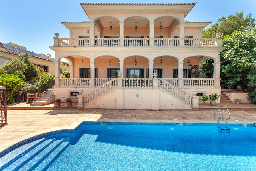 Distinguished villa with sea view in privileged location in Son Veri Nou