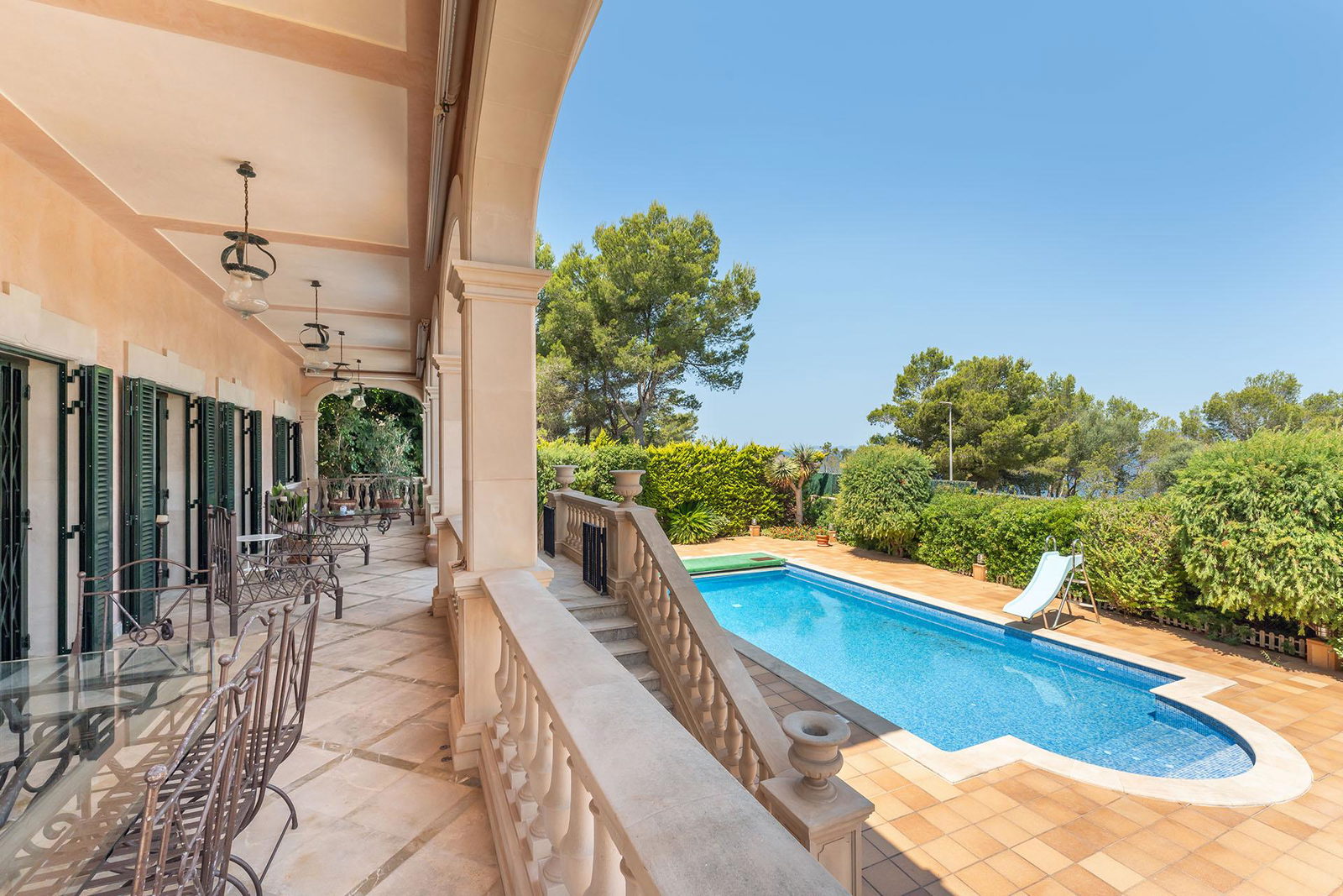Distinguished villa with sea view in privileged location in Son Veri Nou