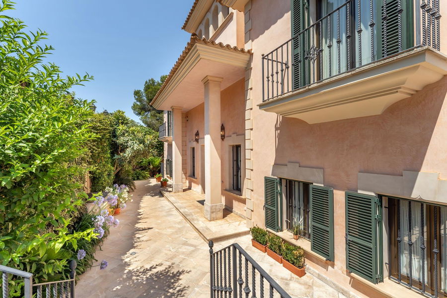 Distinguished villa with sea view in privileged location in Son Veri Nou