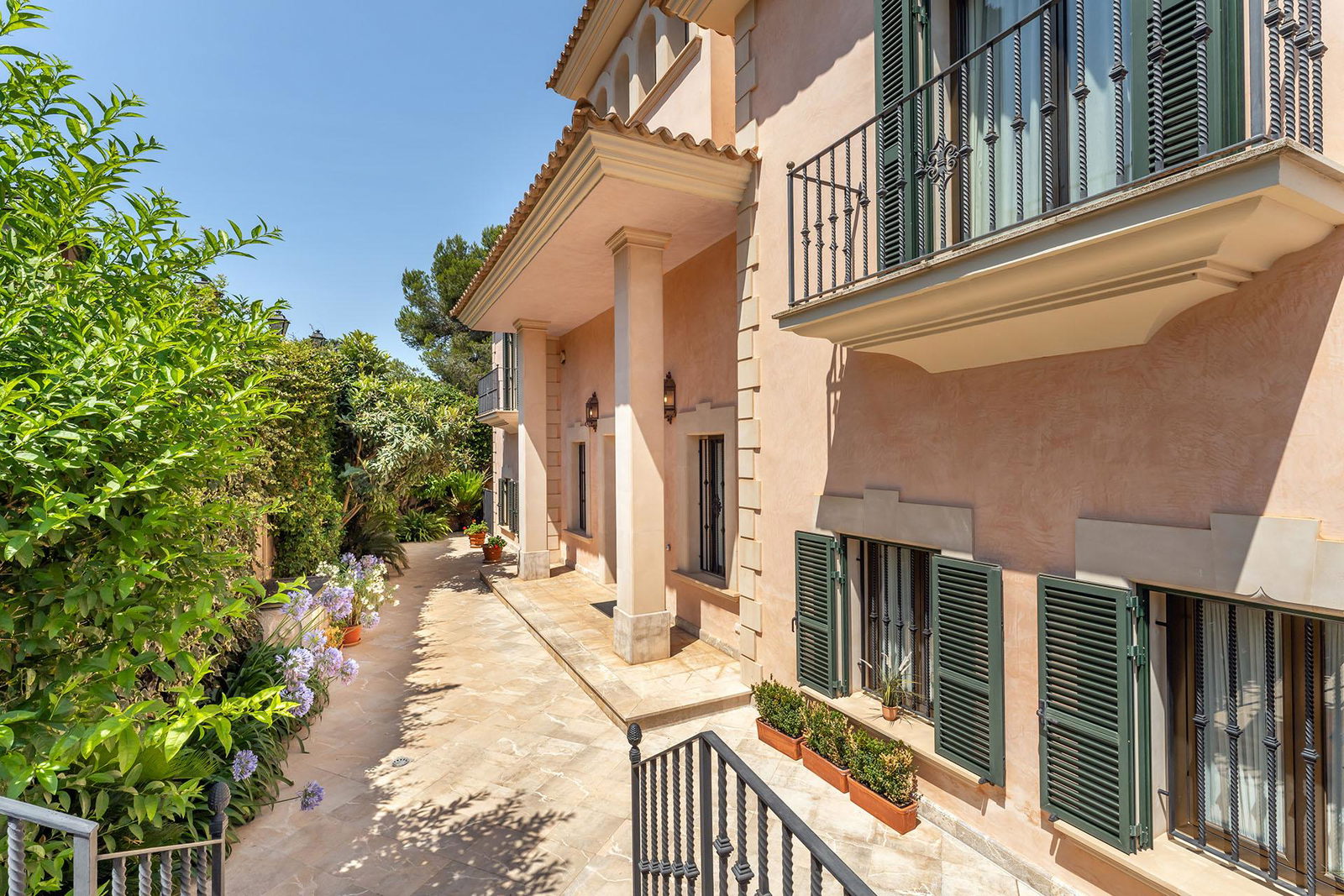 Distinguished villa with sea view in privileged location in Son Veri Nou