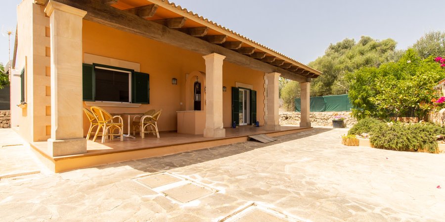 Cosy house with garden close to the beach in Cala Llombards