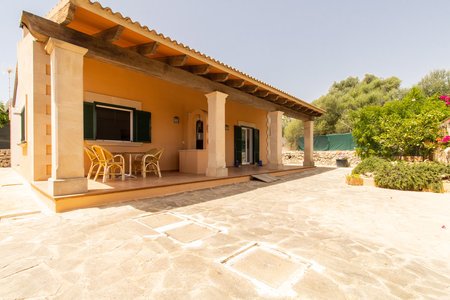 Cosy house with garden close to the beach in Cala Llombards