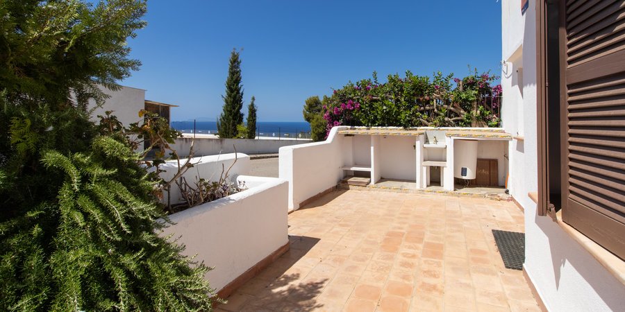 Ground floor flat with terrace and sea view in Badia Gran