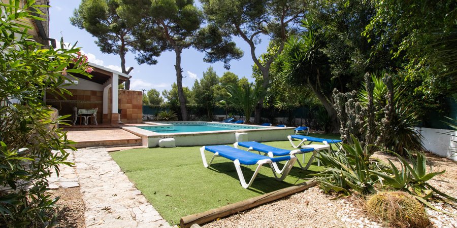 House with pool and garden in Les Meravelles