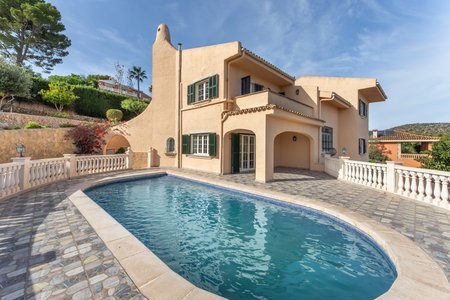 Schöne Villa mit Pool und Feriengenehmigung in Palmanova
