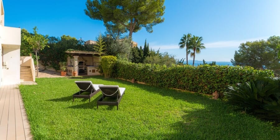 Fantastic apartment with sea views and garden in Cas Catalá