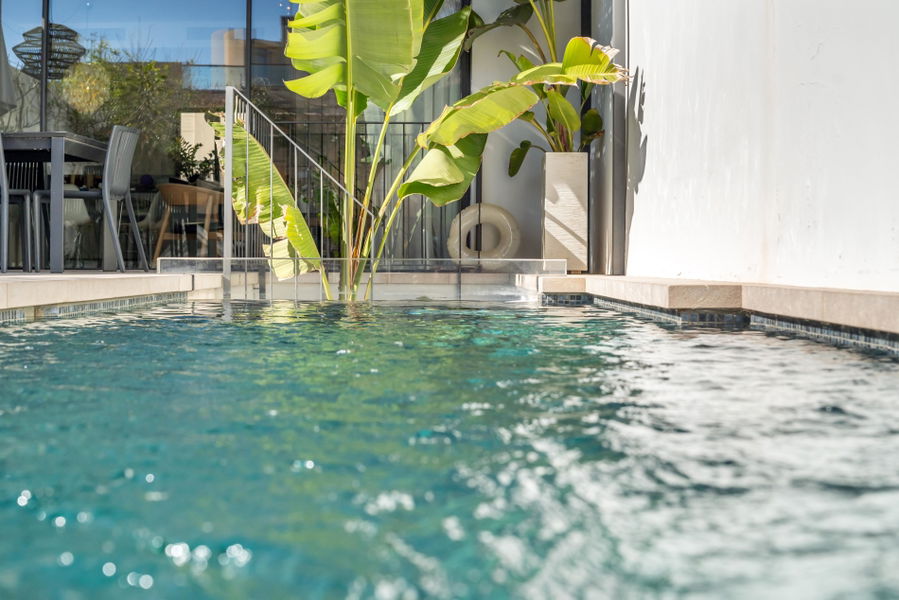 Qualitativ hochwertiges Stadthaus mit Pool, Garten und Meerblick in Molinar