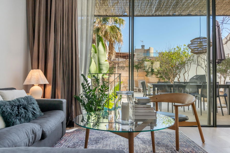 Qualitativ hochwertiges Stadthaus mit Pool, Garten und Meerblick in Molinar