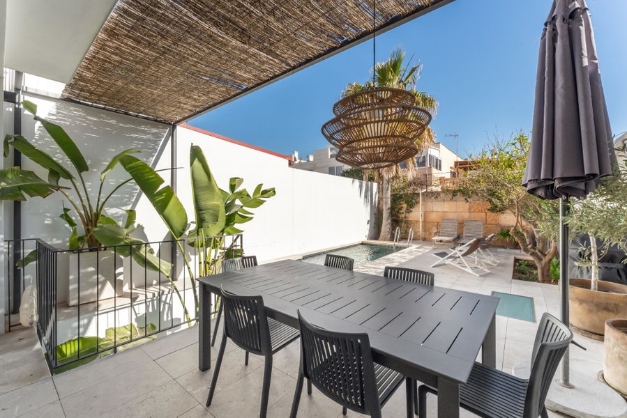 Qualitativ hochwertiges Stadthaus mit Pool, Garten und Meerblick in Molinar