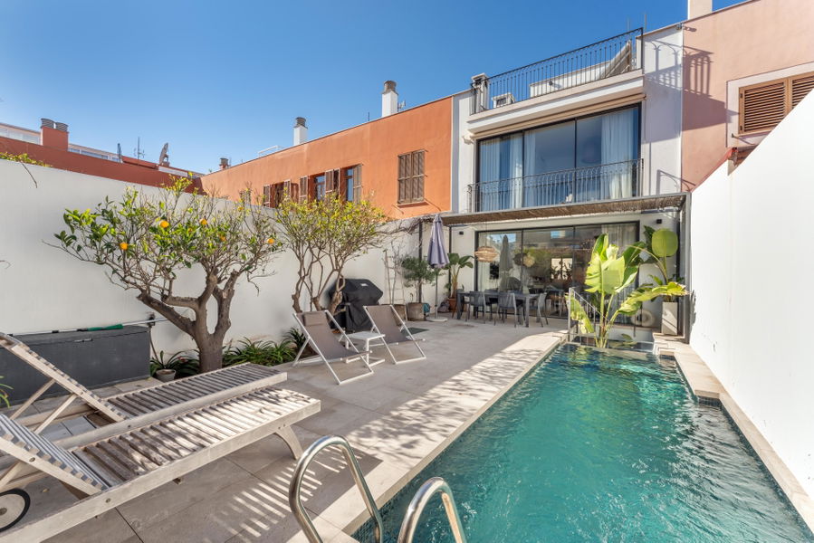 Qualitativ hochwertiges Stadthaus mit Pool, Garten und Meerblick in Molinar