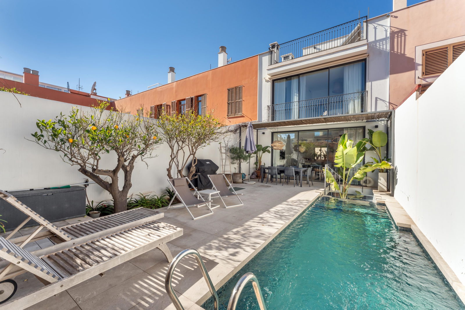 Qualitativ hochwertiges Stadthaus mit Pool, Garten und Meerblick in Molinar