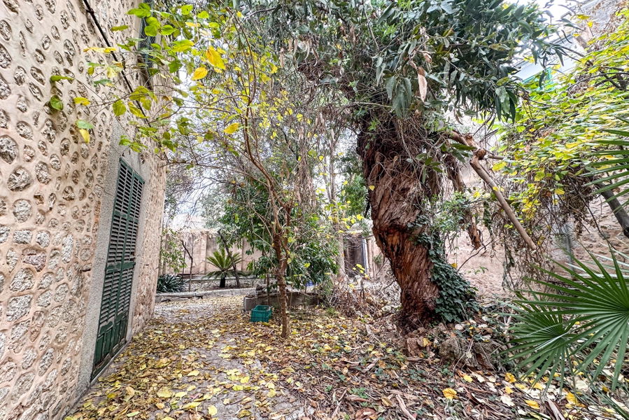 Encantadora casa del año 1758 con jardín y gran potencial para renovar en Sóller
