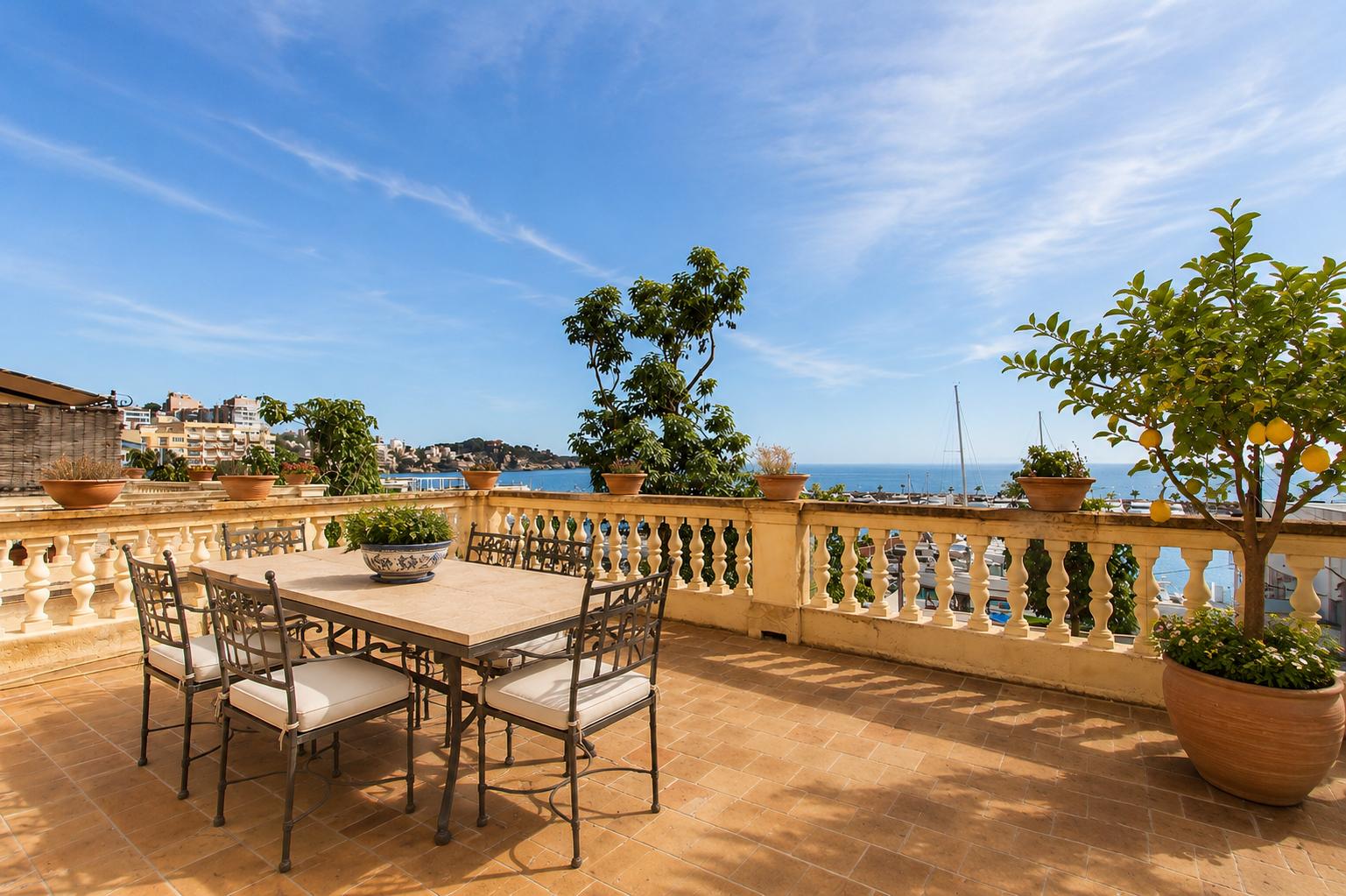Beeindruckendes mallorquinisches Haus in Calanova mit atemberaubendem Meerblick