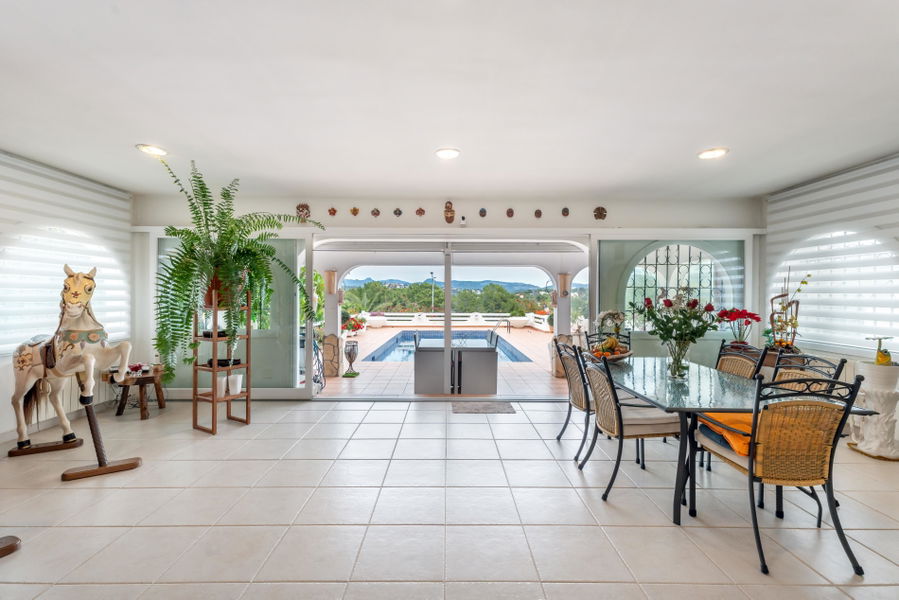 Vacker villa med trädgård och pool i Santa Ponsa