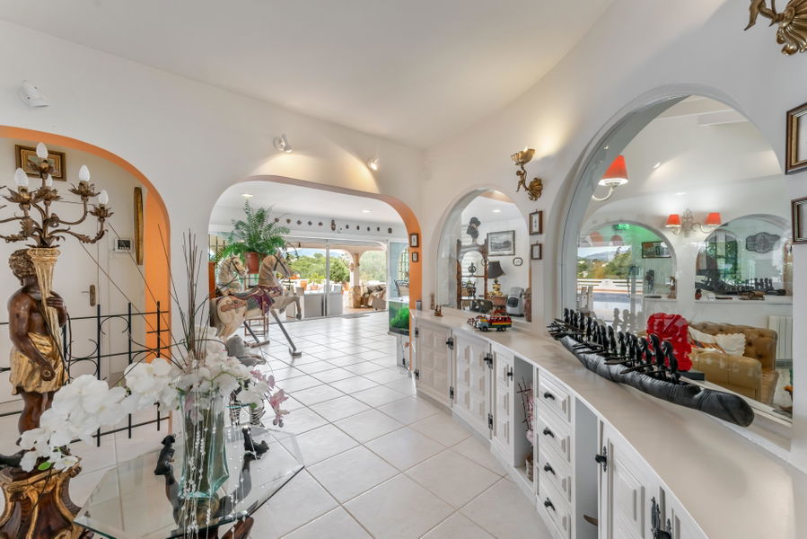 Vacker villa med trädgård och pool i Santa Ponsa