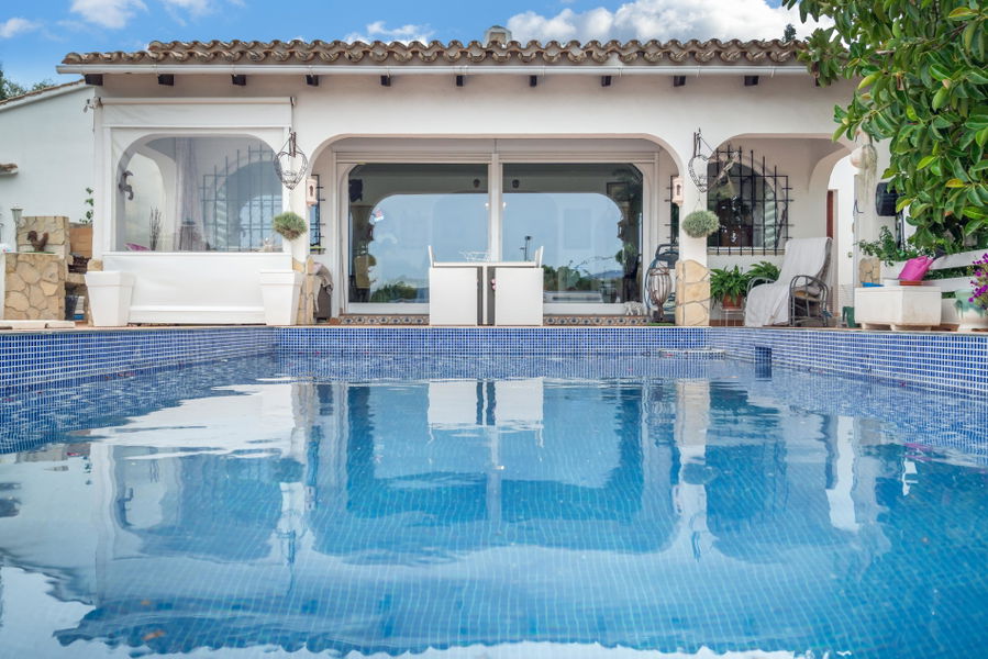 Vacker villa med trädgård och pool i Santa Ponsa