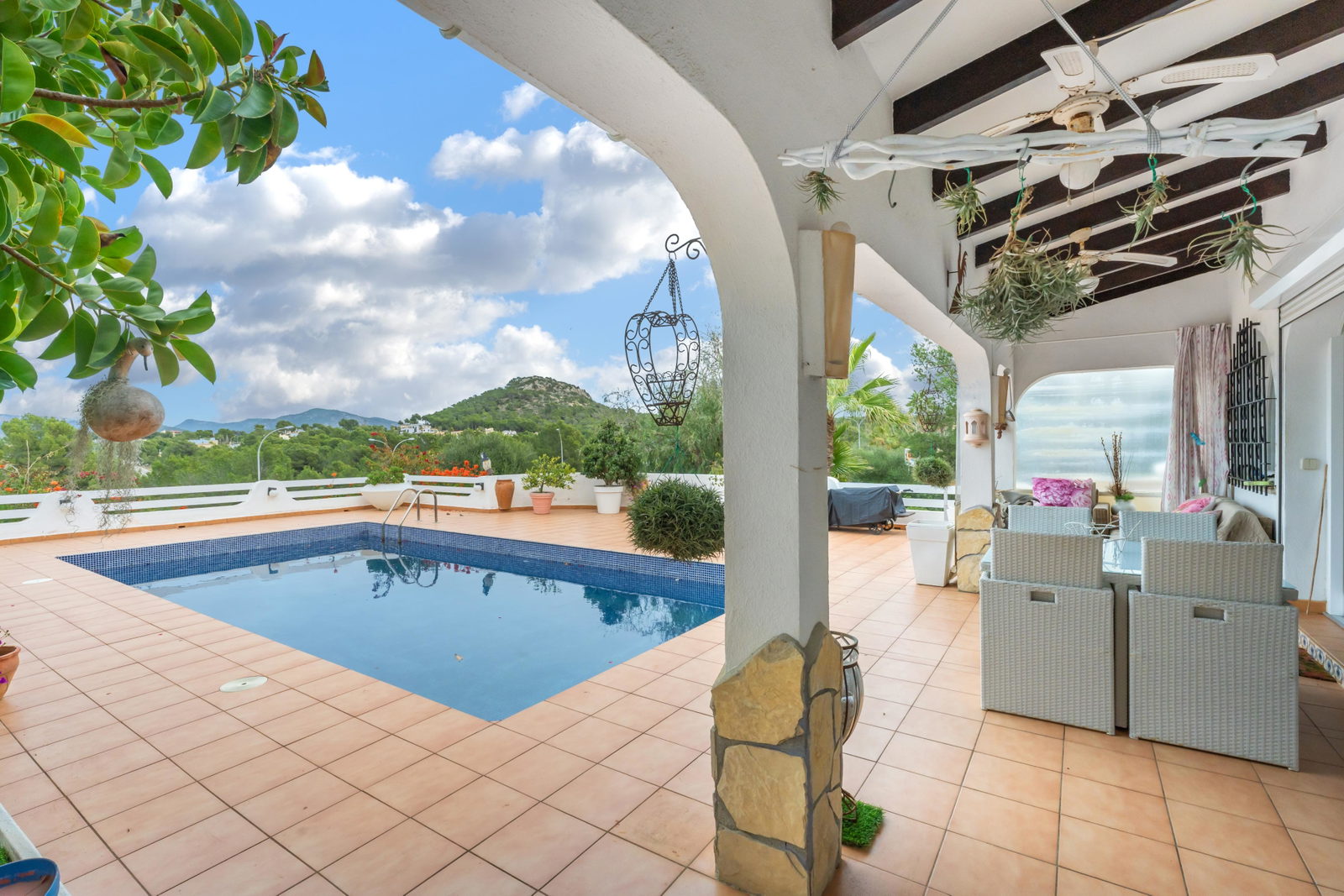 Vacker villa med trädgård och pool i Santa Ponsa