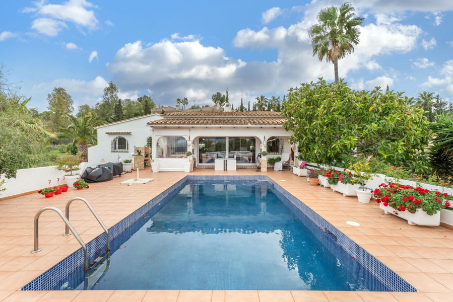 Vacker villa med trädgård och pool i Santa Ponsa