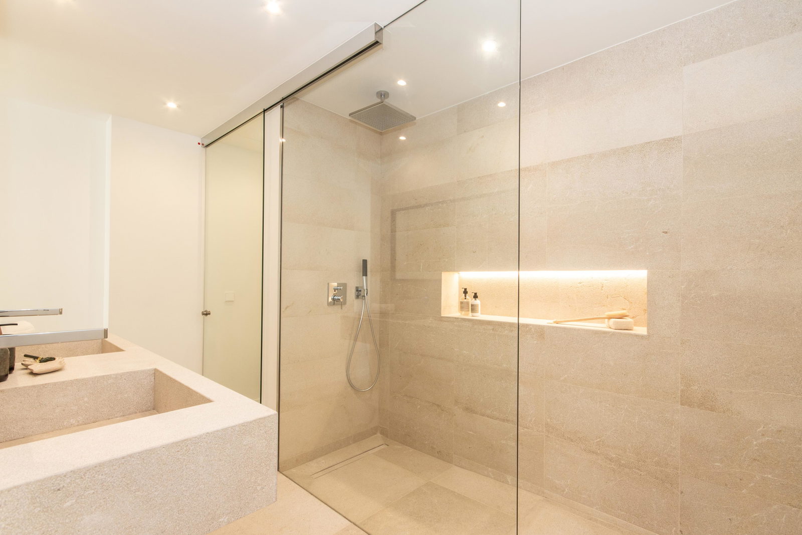 Nueva casa con piscina en la azotea y vistas al mar en Molinar